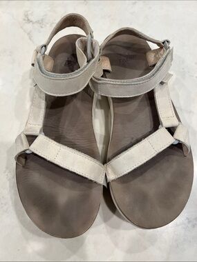 White leather teva sandals. Size 9. Worn only 3 times. Fully adjustable straps